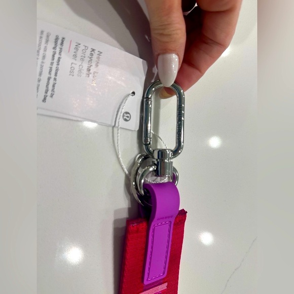 Lululemon never lost keychain NWT berry: magenta - Picture 3 of 5